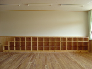 3段の木造ロッカーが置かれている写真