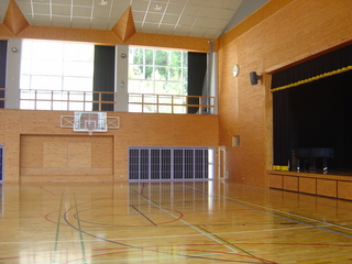 バスケットゴールが設置されている体育館の写真