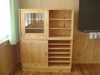 2段に重なった木造の戸棚の写真