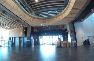 2階が吹き抜けになっているエントランスの写真