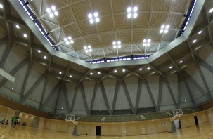 体育館の照明を見上げているアングルの写真