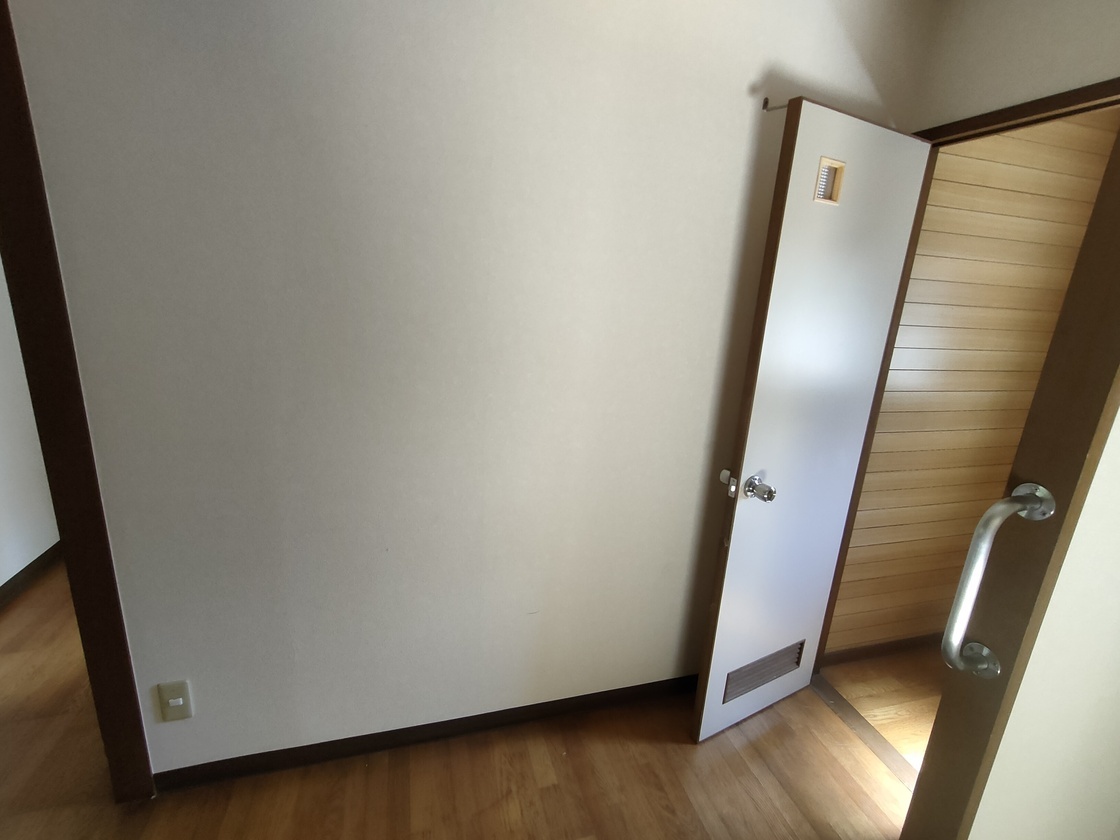 廊下にある扉が開放されている写真