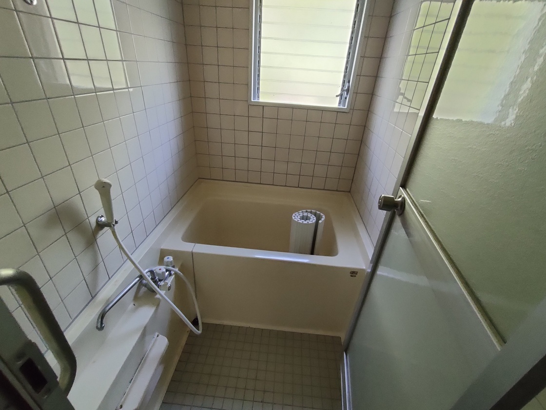 バスタブの中に風呂の蓋が丸めて置かれている写真