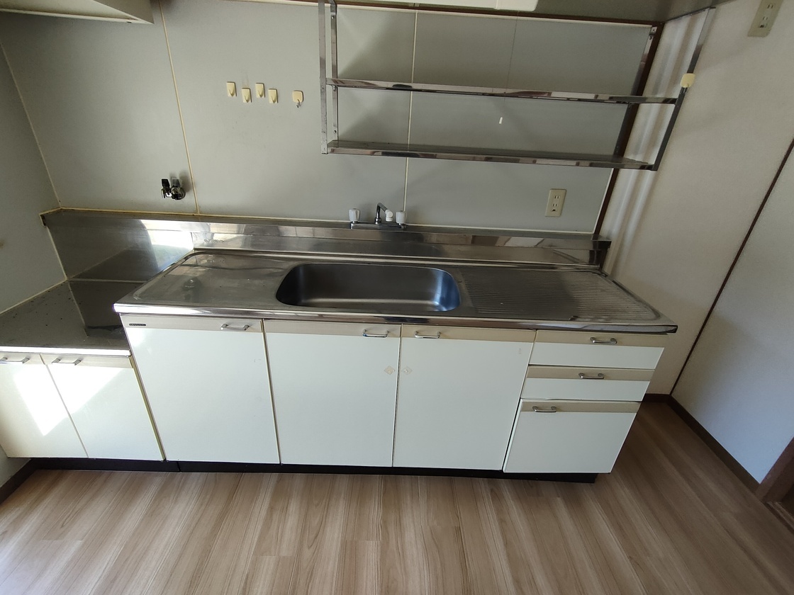 シンクや棚が付いたキッチンスペースの写真