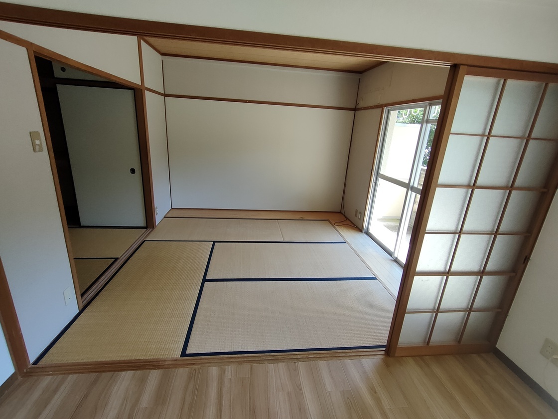 障子のドアが開けられている和室の写真