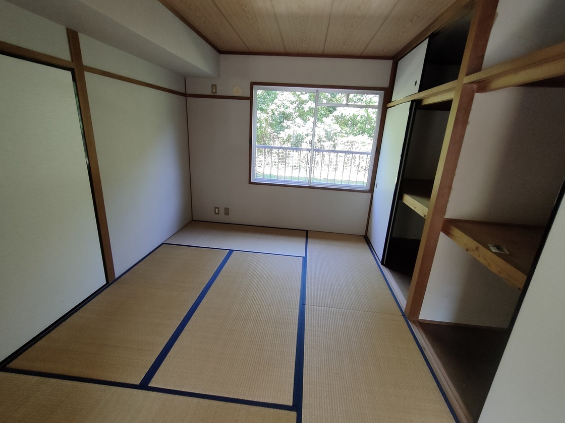 押入れが二つある畳6畳が敷かれた和室の写真