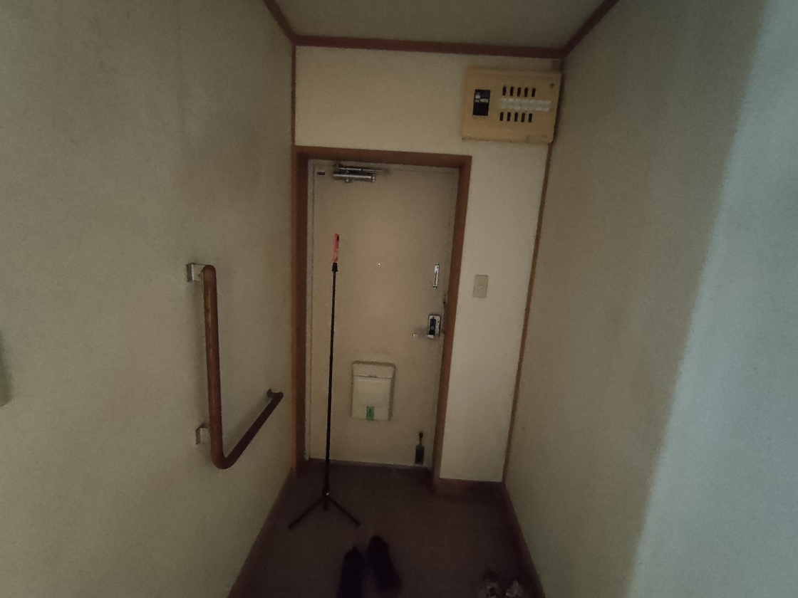 手すりが設置されている玄関の写真