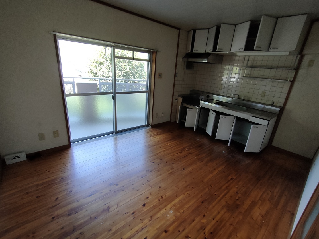 戸棚が開放されたダイニングキッチンの写真