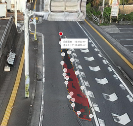 道路の車線近辺にピンのアイコンが付けられ赤色で囲まれている写真
