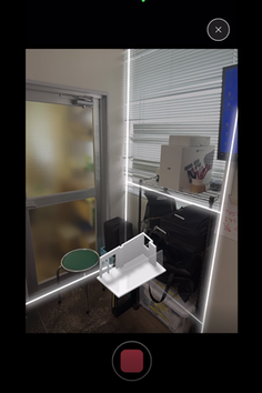 部屋の一角を映したカメラの画面に立体地図が表示されている写真