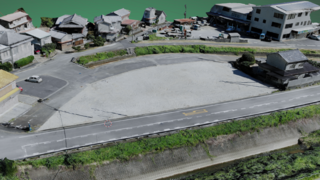 道路に面した敷地に広場がある写真