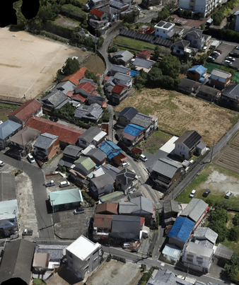 町の中に住宅が立ち並んでいるのを上空から捉えた写真