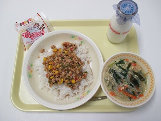 ガパオライス、スープと牛乳が置かれたお盆の写真