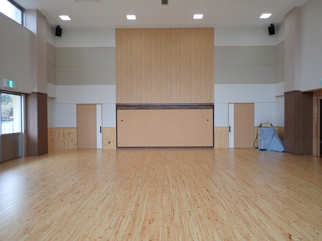 床がフローリングになった広いスペースの室内の写真