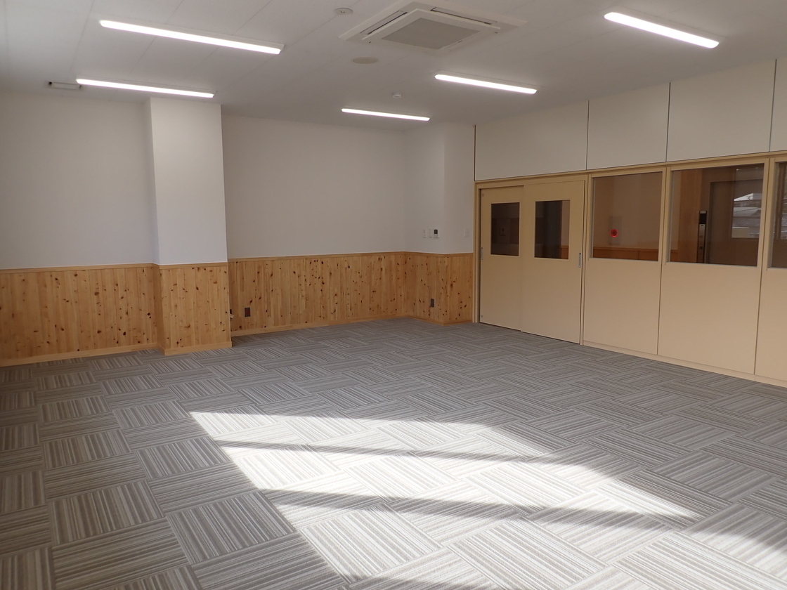 外からの明かりが差し込んでいる広い室内の写真