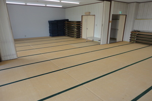 物が端に置かれ中央が広いスペースとなっている床が畳の和室の写真