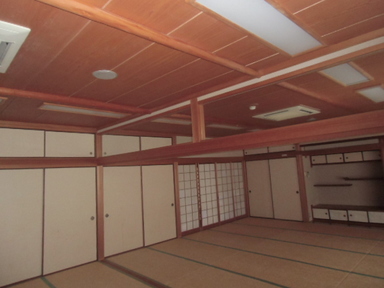 畳の床と襖の仕切りがある和室の写真