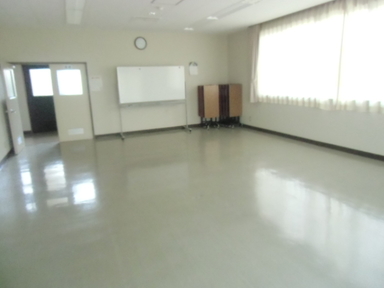 部屋の中が広いスペースになっている白色の室内の写真