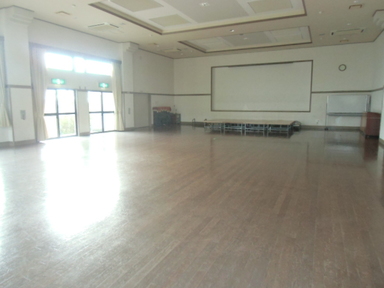 窓から日が差している広いスペースの室内の写真