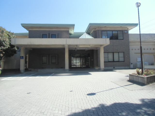 広いスペースの奥に建てられた建物の外観の写真