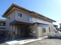 軒先がある2階建ての建物の写真