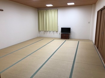 カーテンが閉まった窓とテレビがある和室の写真