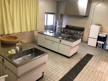 2台の調理台がある厨房の写真