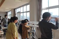 発明クラブ第８回講座、工作した望遠鏡で観察を行うクラブ員たちの写真