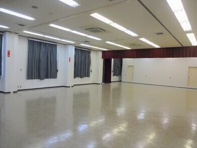 天井のライトが床に反射している部屋の写真