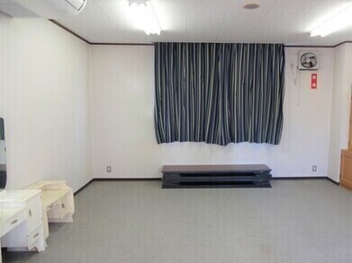 部屋の端にドレッサーと折り畳みテーブルが置かれた部屋の写真