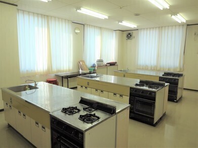 調理台が複数設置されている調理室の写真