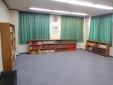 様々な高さの本棚が置かれている部屋の写真