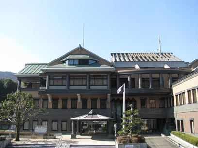 複雑な造りをしている大きな建物の外観の写真