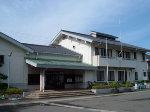 入口に庇のある建物の外観の写真