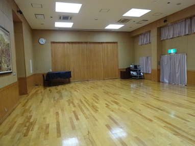 フローリングの床の部屋に広いスペースがとられている写真