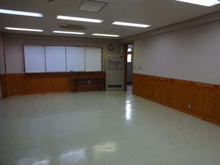 広々とした部屋にホワイトボードが設置されている写真