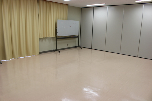 部屋の隅にホワイトボードが置かれている室内の写真