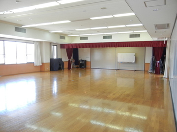 白い壁で床がフローリングになっている部屋の写真