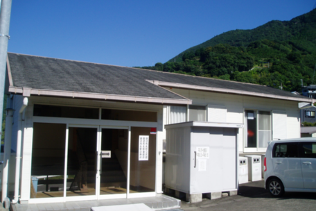 入口がガラス張りのドアになっている建物の外観の写真