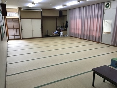 広いスペースがある床に長い畳が敷かれている和室の写真