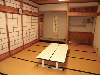 和室の中央に背の低いテーブルが置かれている写真