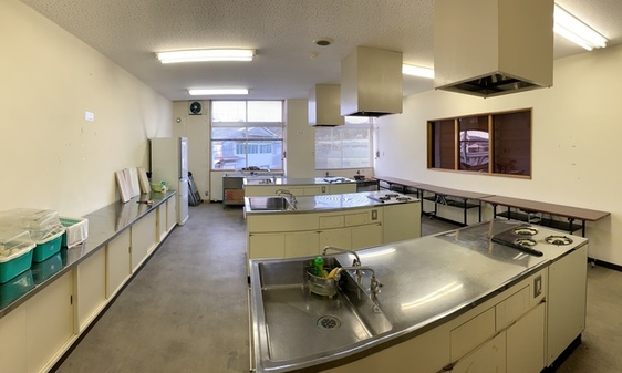 縦長の室内に調理台が3台設置されている写真