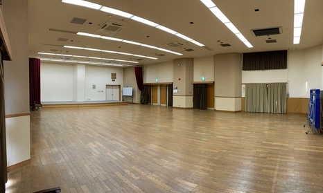 広い空間となっているフローリングの床をした室内の写真