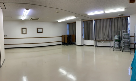 広いスペースがとられた白い風合いをした室内の写真