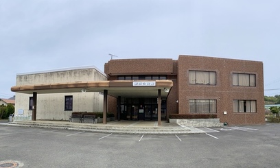 入口に大きな庇がある茶色い建物の写真