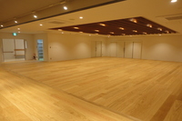 室内が木の色で統一された広いホールの写真