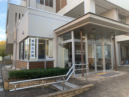 入口の手前に短い階段のある建物の写真