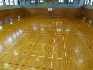 体育館上部の窓から光が差し込んでいる写真