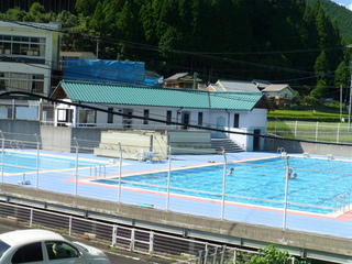 周囲をフェンスで囲まれている屋外プールの写真