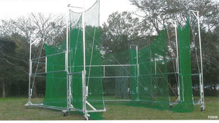 コの字型に組まれたフレームに緑の防護ネットが吊るされている写真